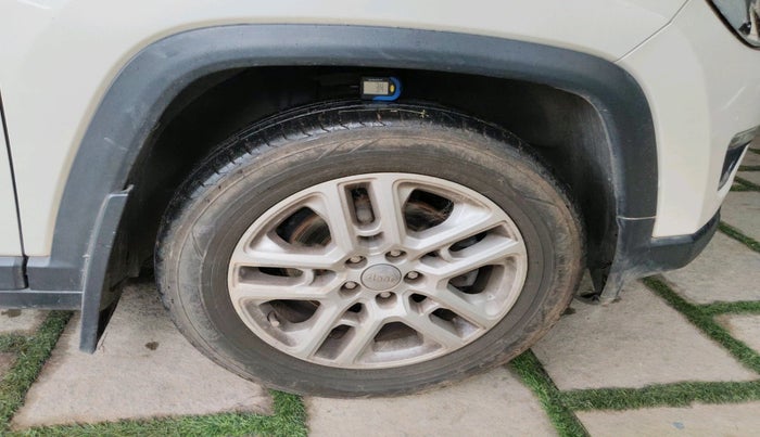 2017 Jeep Compass LIMITED (O) 2.0 DIESEL, Diesel, Manual, 1,19,365 km, tyre