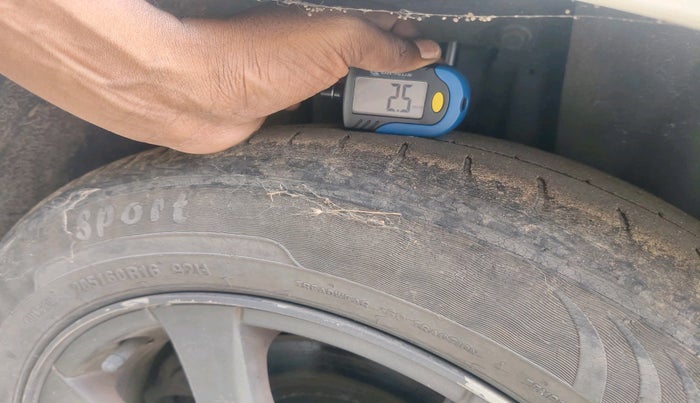 2011 Chevrolet Cruze LT, Diesel, Manual, 1,10,793 km, tyre