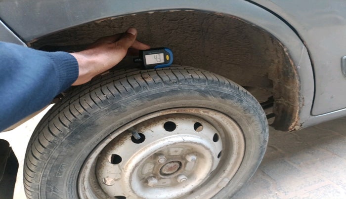 2011 Maruti Wagon R 1.0 LXI CNG, Petrol, Manual, 1,18,754 km, tyre