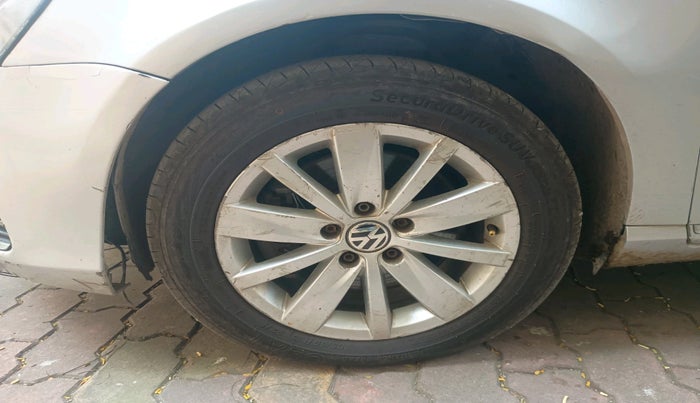 2012 Volkswagen Passat COMFORTLINE 2.0 TDI MT, Diesel, Manual, 1,96,286 km, tyre