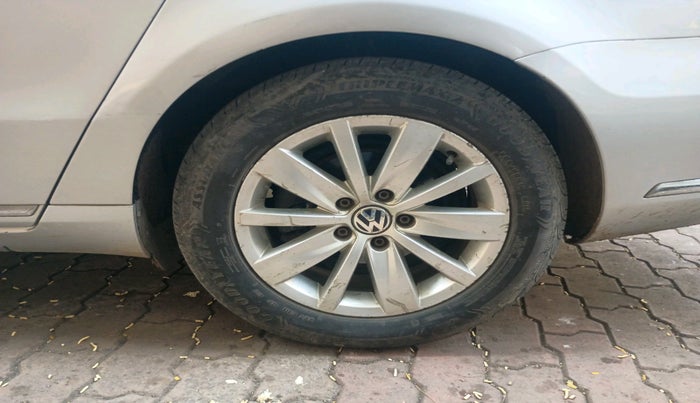 2012 Volkswagen Passat COMFORTLINE 2.0 TDI MT, Diesel, Manual, 1,96,286 km, tyre