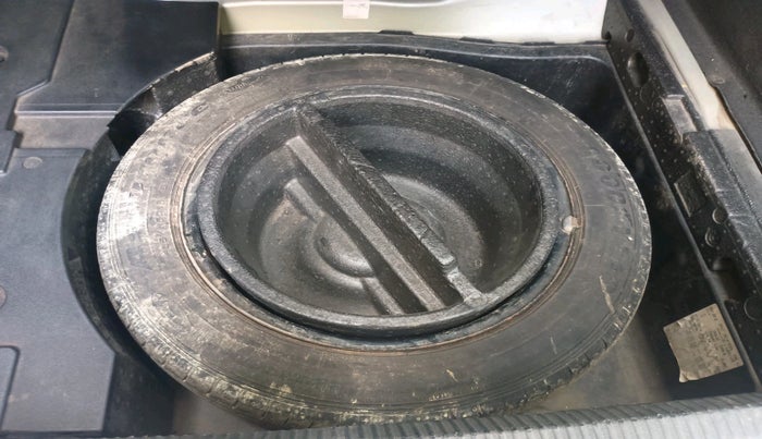 2012 Volkswagen Passat COMFORTLINE 2.0 TDI MT, Diesel, Manual, 1,96,286 km, tyre