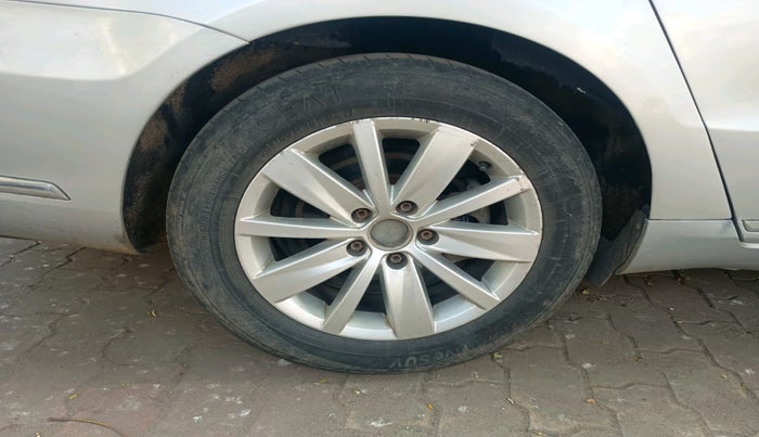 2012 Volkswagen Passat COMFORTLINE 2.0 TDI MT, Diesel, Manual, 1,96,286 km, tyre