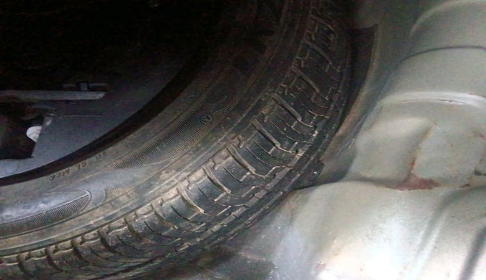 2016 Mahindra Kuv100 K6 PLUS 6 STR, Petrol, Manual, 71,107 km, tyre