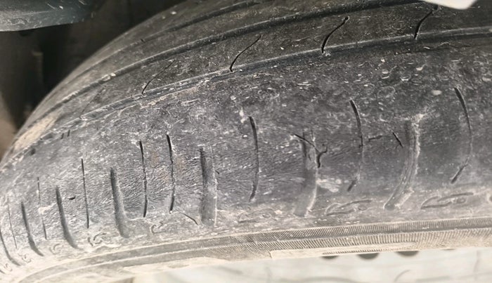 2022 Mahindra XUV700 AX 7 LUXURY D AT 7 STR, Diesel, Automatic, 1,25,855 km, tyre