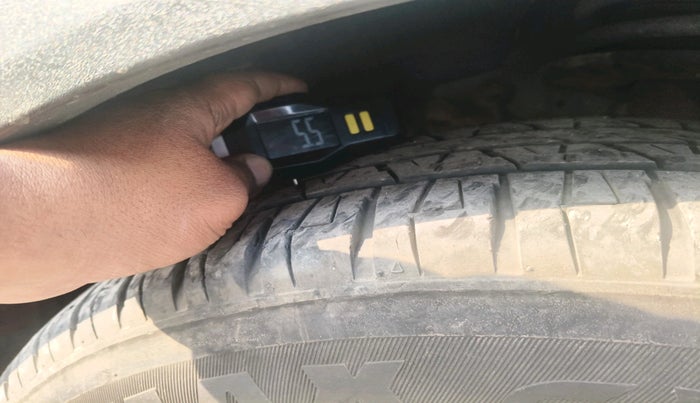 2022 Mahindra XUV700 AX 7 LUXURY D AT 7 STR, Diesel, Automatic, 1,25,855 km, tyre