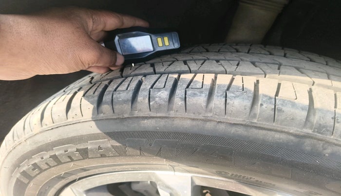 2022 Mahindra XUV700 AX 7 LUXURY D AT 7 STR, Diesel, Automatic, 1,25,855 km, tyre