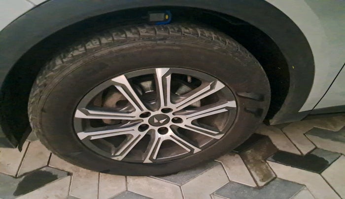 2022 Mahindra XUV700 AX 7 LUXURY D AT 7 STR, Diesel, Automatic, 78,815 km, tyre