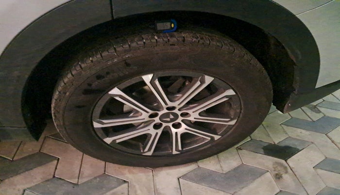 2022 Mahindra XUV700 AX 7 LUXURY D AT 7 STR, Diesel, Automatic, 78,815 km, tyre