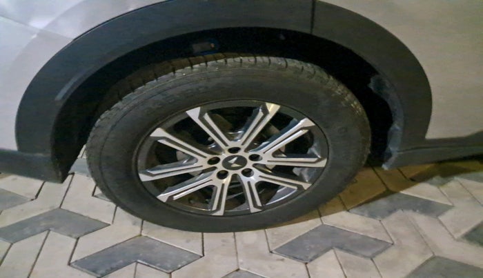 2022 Mahindra XUV700 AX 7 LUXURY D AT 7 STR, Diesel, Automatic, 78,815 km, tyre