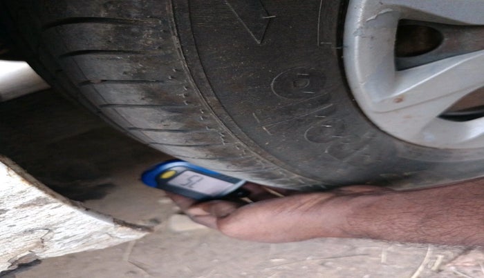 2014 Hyundai Eon MAGNA + LPG, Petrol, Manual, 1,40,753 km, tyre