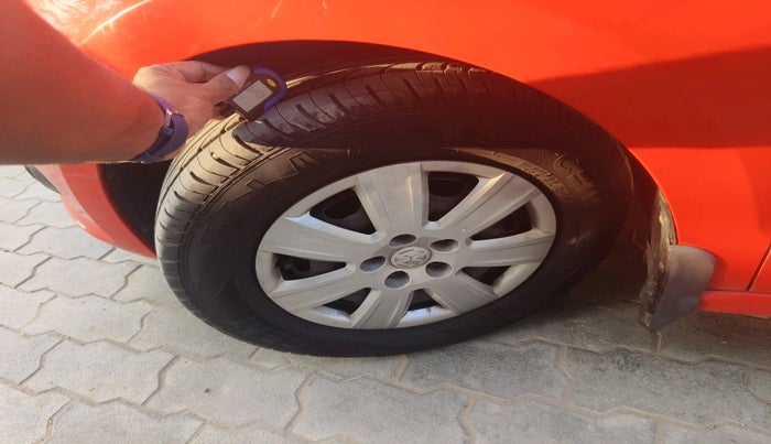 2011 Volkswagen Vento TRENDLINE 1.6, Petrol, Manual, 1,31,337 km, tyre