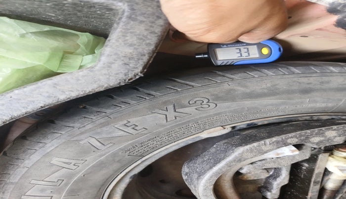 2011 Volkswagen Vento TRENDLINE 1.6, Petrol, Manual, 1,31,337 km, tyre