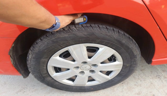 2011 Volkswagen Vento TRENDLINE 1.6, Petrol, Manual, 1,31,337 km, tyre