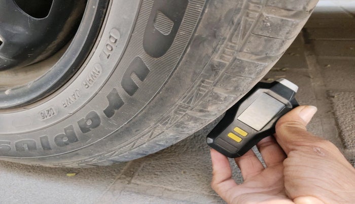 2016 Volkswagen Polo COMFORTLINE 1.2L, Petrol, Manual, 81,603 km, tyre