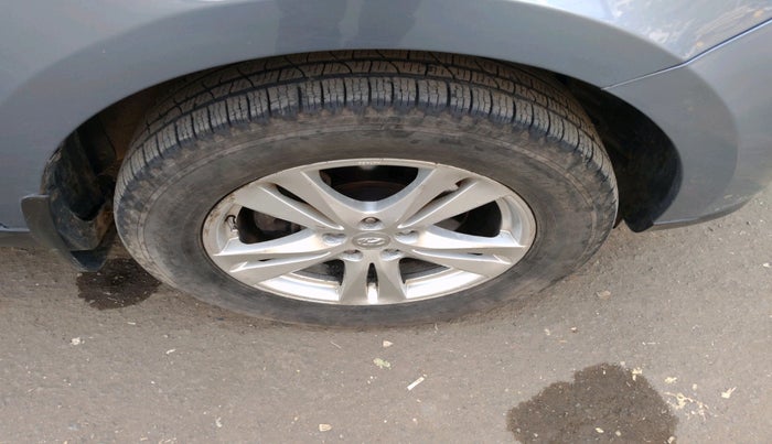 2011 Hyundai Santa Fe 2 WD, Diesel, Manual, 1,35,140 km, tyre