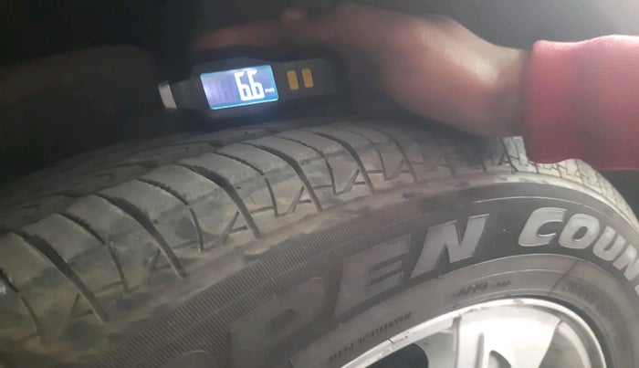 2013 Mahindra XUV500 W8, Diesel, Manual, 1,01,556 km, tyre