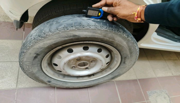 2011 Maruti Wagon R 1.0 LXI, Petrol, Manual, 1,06,735 km, tyre