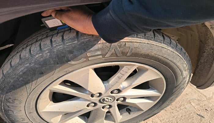 2017 Toyota Innova Crysta 2.4 VX 7 STR, Diesel, Manual, 98,487 km, tyre