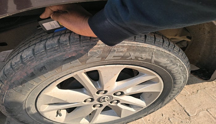 2017 Toyota Innova Crysta 2.4 VX 7 STR, Diesel, Manual, 98,487 km, tyre