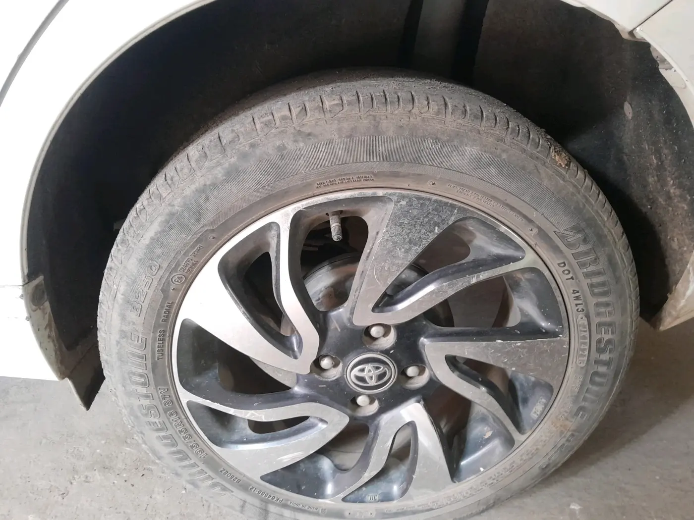 2019 Toyota Glanza V, Petrol, Manual, 94,300 km, tyre