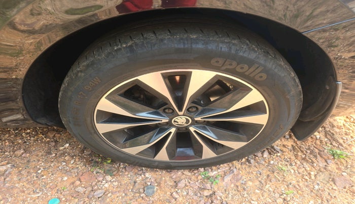 2021 Skoda Superb L&K 2.0 TSI AT, Petrol, Automatic, 32,524 km, tyre