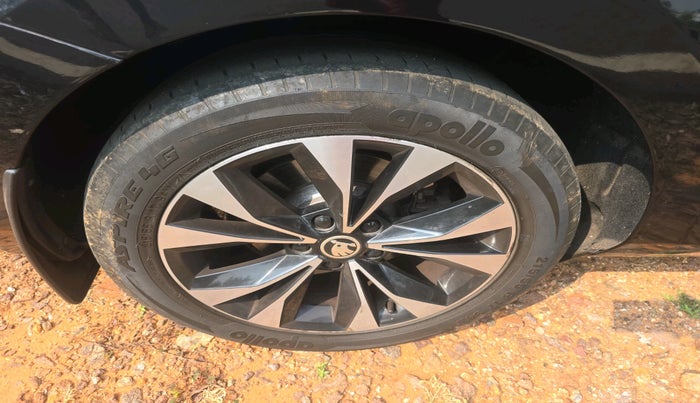 2021 Skoda Superb L&K 2.0 TSI AT, Petrol, Automatic, 32,524 km, tyre