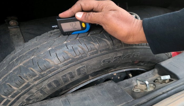 2015 Maruti Swift VXI, Petrol, Manual, 1,40,480 km, tyre