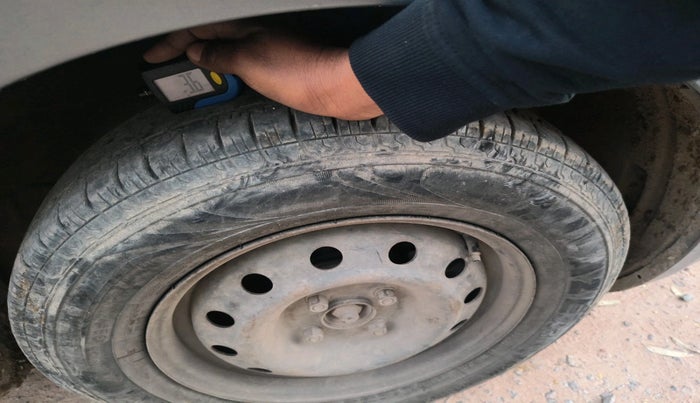 2015 Maruti Swift VXI, Petrol, Manual, 1,40,480 km, tyre