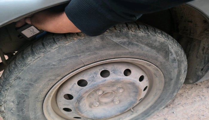 2015 Maruti Swift VXI, Petrol, Manual, 1,40,480 km, tyre