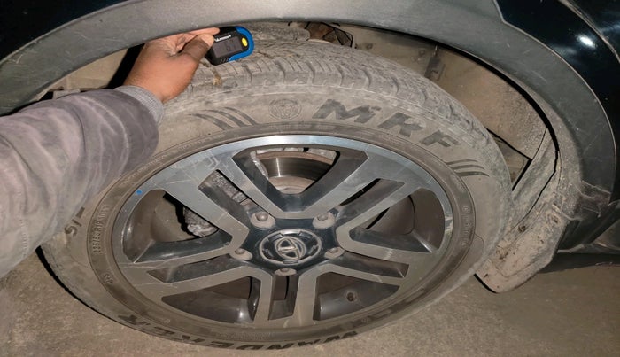 2017 Tata Hexa XTA 4X2 7 STR, Diesel, Automatic, 82,783 km, tyre