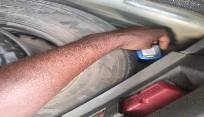 2011 Volkswagen Polo COMFORTLINE 1.2L, Diesel, Manual, 1,05,136 km, tyre