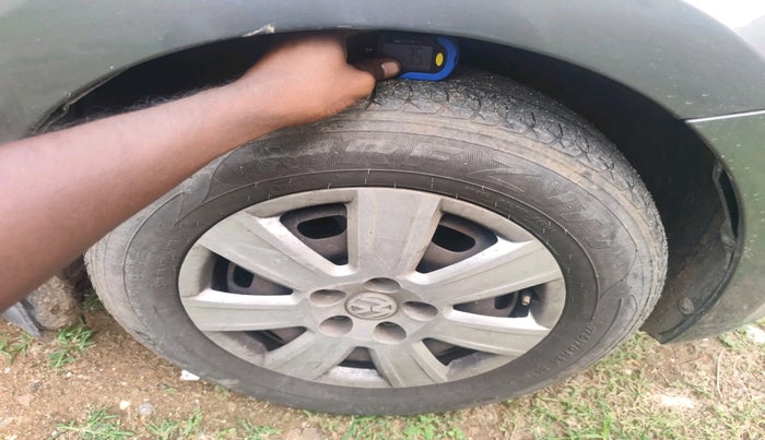 2011 Volkswagen Polo COMFORTLINE 1.2L, Diesel, Manual, 1,05,136 km, tyre