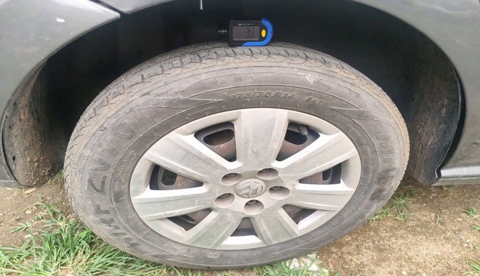 2011 Volkswagen Polo COMFORTLINE 1.2L, Diesel, Manual, 1,05,136 km, tyre