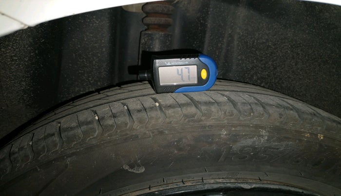 2014 Volkswagen Polo HIGHLINE1.2L, Petrol, Manual, 1,23,343 km, tyre