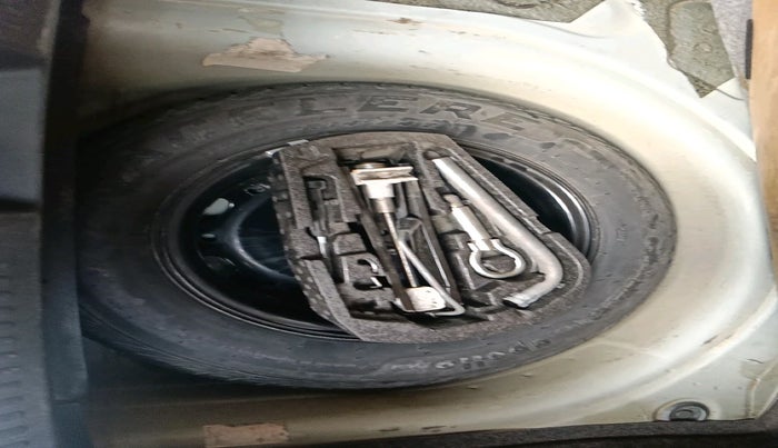 2011 Volkswagen Polo HIGHLINE 1.6L, Petrol, Manual, 1,02,183 km, tyre