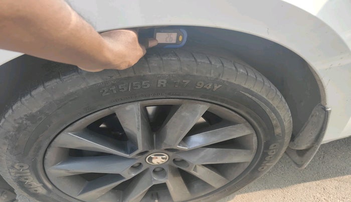 2021 Skoda Superb SPORTLINE AT, Petrol, Automatic, 1,15,573 km, tyre