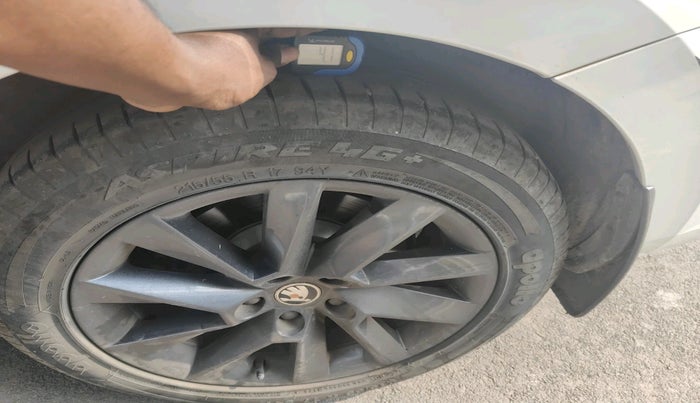 2021 Skoda Superb SPORTLINE AT, Petrol, Automatic, 1,15,573 km, tyre