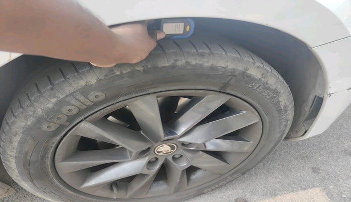 2021 Skoda Superb SPORTLINE AT, Petrol, Automatic, 1,15,573 km, tyre