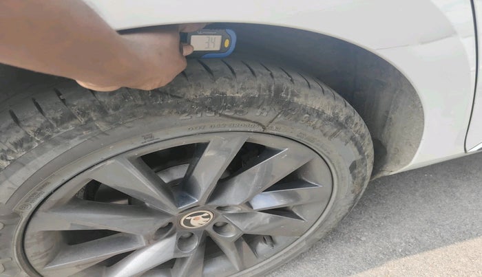 2021 Skoda Superb SPORTLINE AT, Petrol, Automatic, 1,15,573 km, tyre