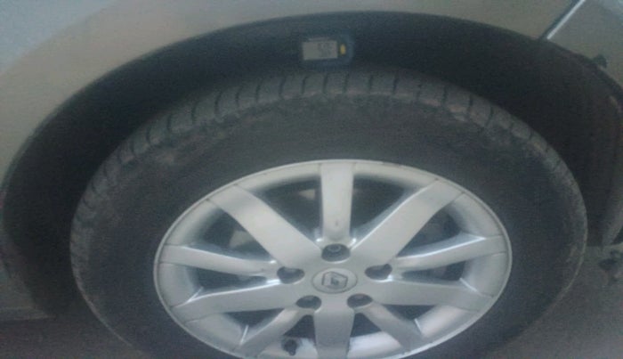 2012 Renault Fluence 1.5 E4, Diesel, Manual, 1,55,596 km, tyre