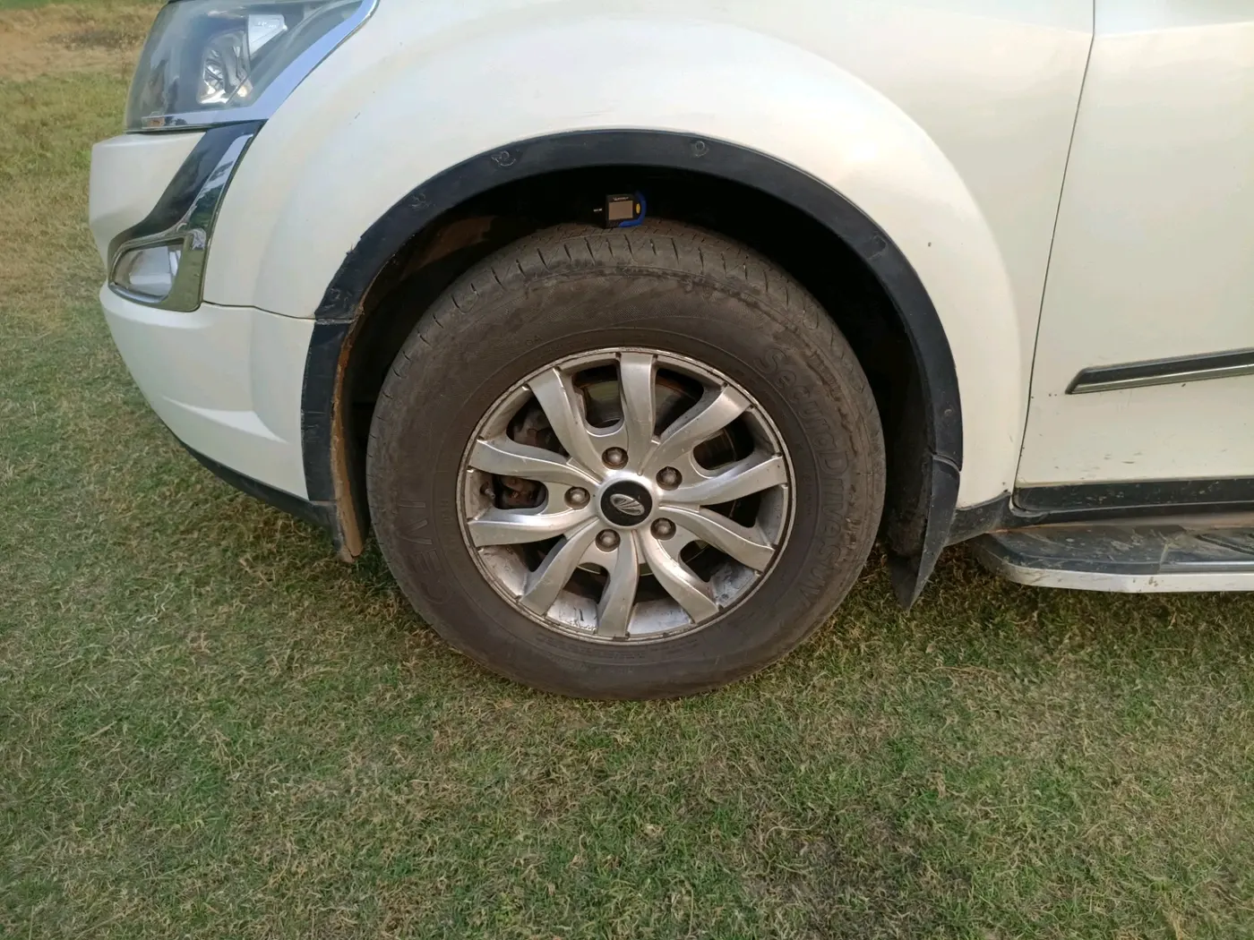 2016 Mahindra XUV500 W10, Diesel, Manual, 1,20,281 km, tyre