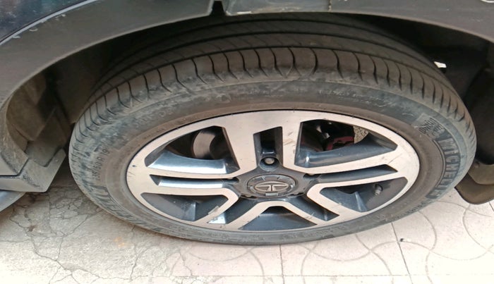 2017 Tata Hexa XTA 4X2 7 STR, Diesel, Automatic, 1,70,467 km, tyre