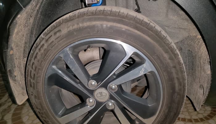 2024 Tata ALTROZ XZ + SUNROOF, Petrol, Manual, 17,200 km, tyre