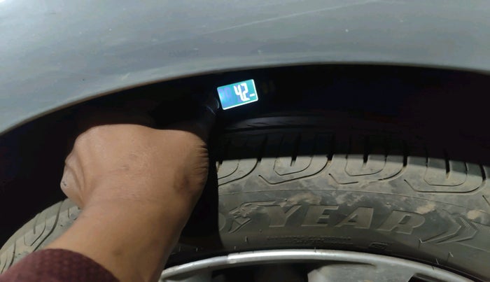 2011 Volkswagen Vento HIGHLINE 1.6 MPI, Petrol, Manual, 68,203 km, tyre