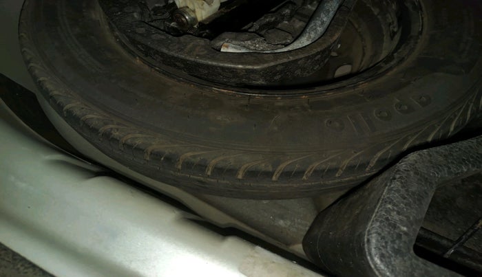 2011 Volkswagen Vento HIGHLINE 1.6 MPI, Petrol, Manual, 68,203 km, tyre