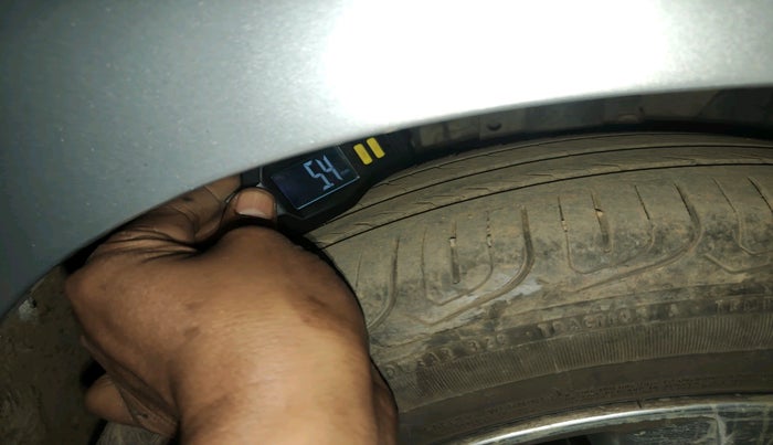 2011 Volkswagen Vento HIGHLINE 1.6 MPI, Petrol, Manual, 68,203 km, tyre