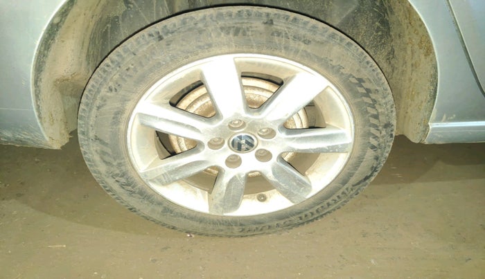 2011 Volkswagen Vento HIGHLINE 1.6 MPI, Petrol, Manual, 68,203 km, tyre