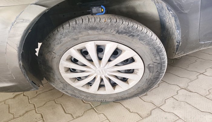 2016 Maruti Swift Dzire VXI, Petrol, Manual, 1,06,925 km, tyre