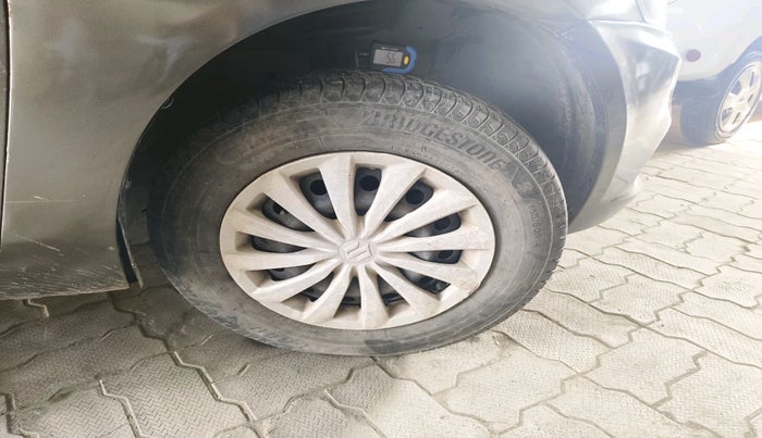 2016 Maruti Swift Dzire VXI, Petrol, Manual, 1,06,925 km, tyre